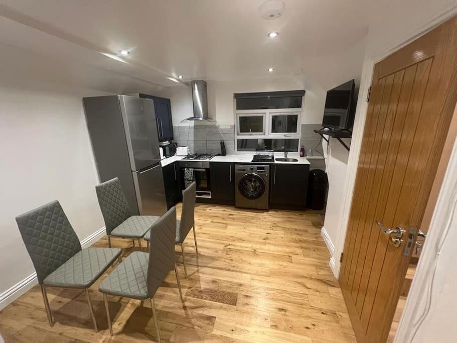 2 Bedroom Apartment In Hampdenrd Londra Exterior foto
