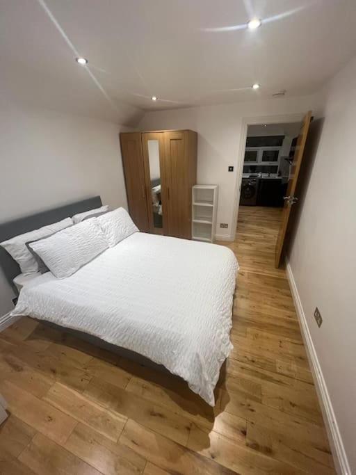2 Bedroom Apartment In Hampdenrd Londra Exterior foto